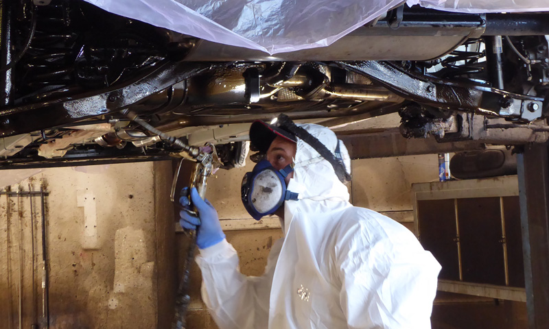Rustbeskyttelse af bilens undervogn med en undervognsbehandling fra Dinitrol center Ringe