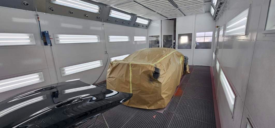 Autolakering - lakering af bil. En lille bule og ridser i bilens lak. Gylvigs Autolak kan hjælpe med reparation af bilen