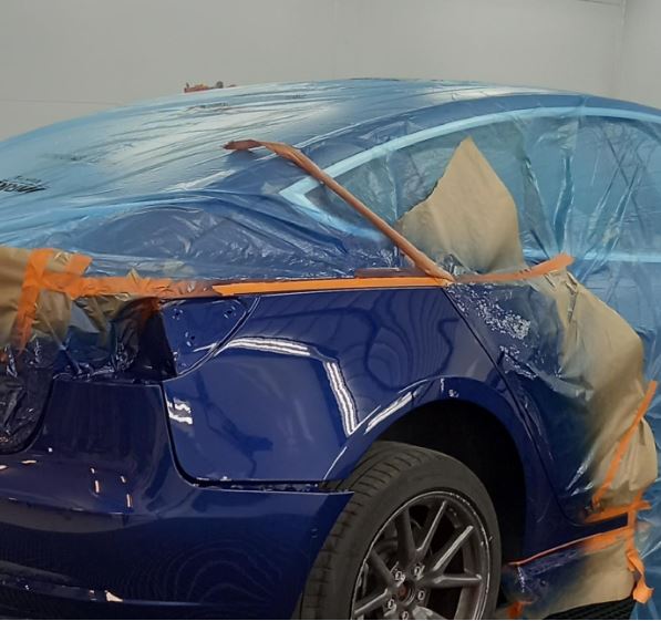 Autolakering - lakering af bil. En lille bule og ridser i bilens lak. Gylvigs Autolak kan hjælpe med reparation af bilen